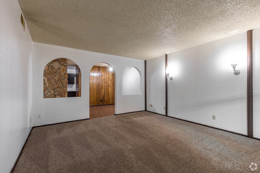 2BR, 2BA - 1,040SF - Living Room - Cru