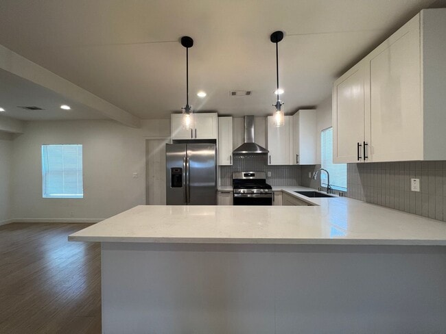 Building Photo - 2101