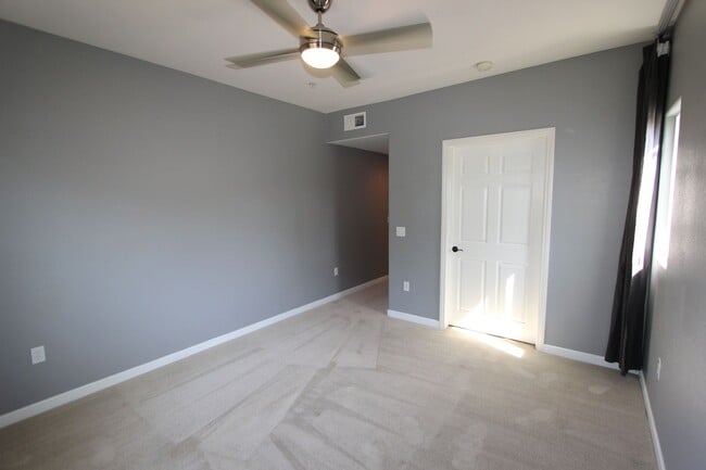 Building Photo - Light & Bright 2 bedroom 2 bathroom condo ...