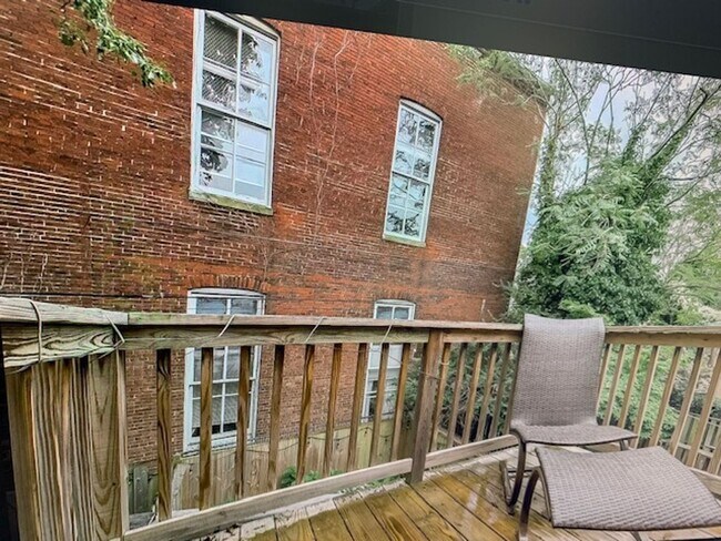 Building Photo - Fed Hill Luxury Townhome  ROOFTOP DECKS!