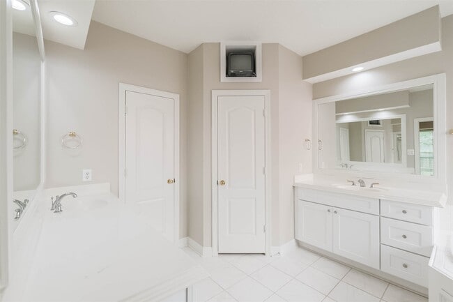 Building Photo - 5911 Brook Bend Dr