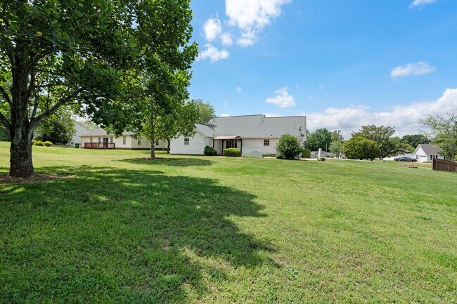 Building Photo - Spacious 3 Bedroom Home Near Downtown Greer with Large Backyard and 2-Car Garage.