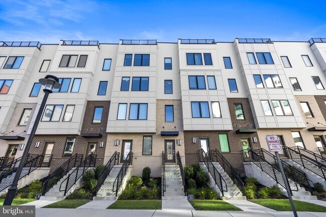 Building Photo - 908 Laurens Aly