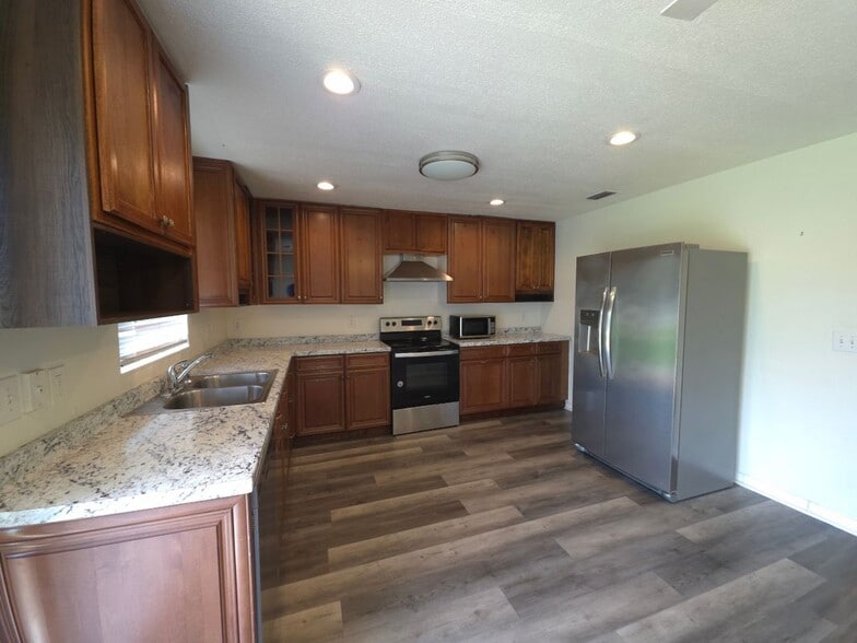 Building Photo - 901 Colonial Ave SE