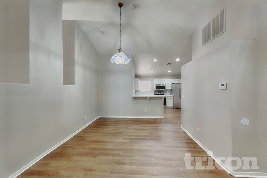 Building Photo - 1121 Indian Hedge Dr