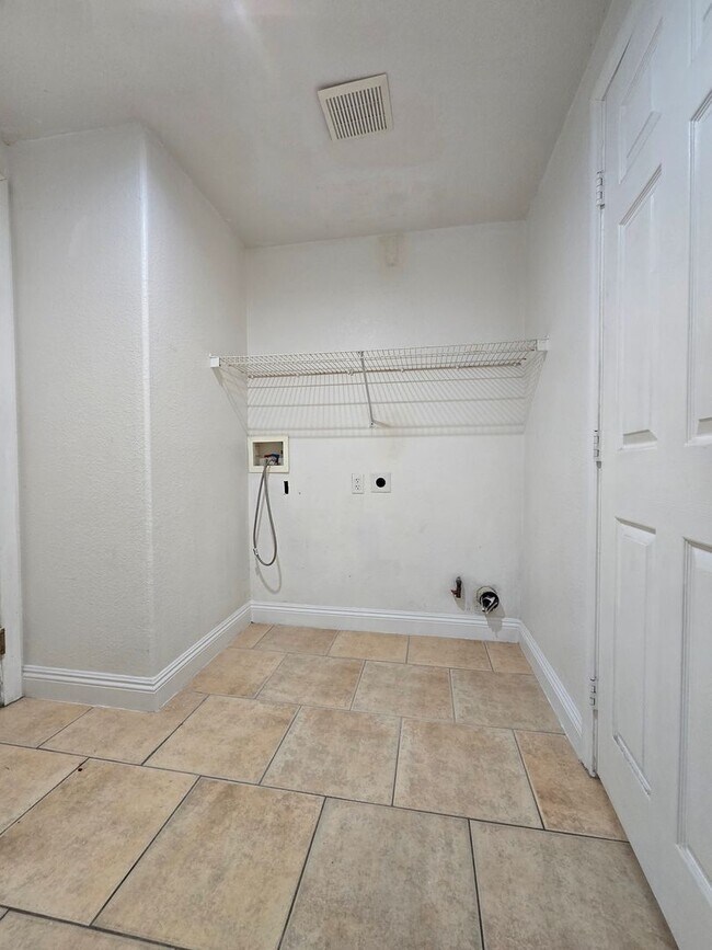 Building Photo - A Fabulous 4 Bedroom Home in Peccole Ranch