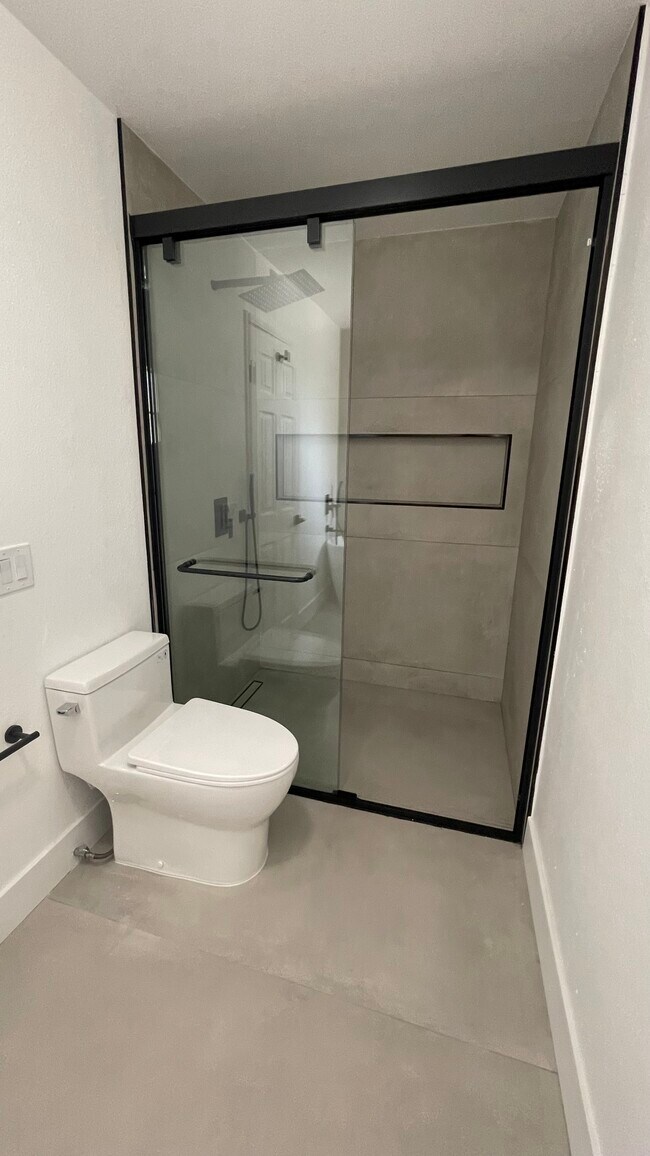 Main Bathroom Shower - 4347 Freedom Dr