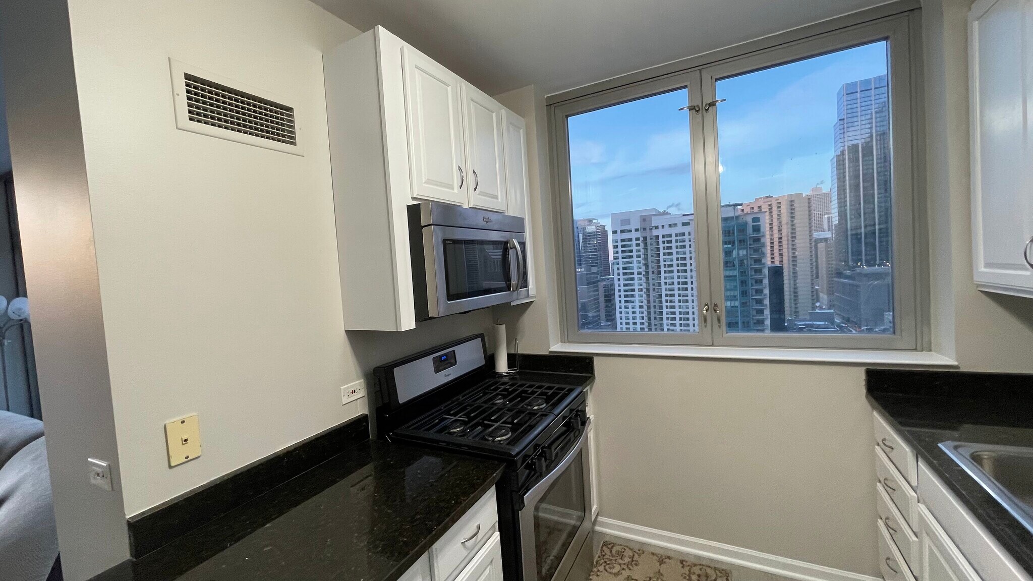 Kitchen Stove - 600 N Dearborn St