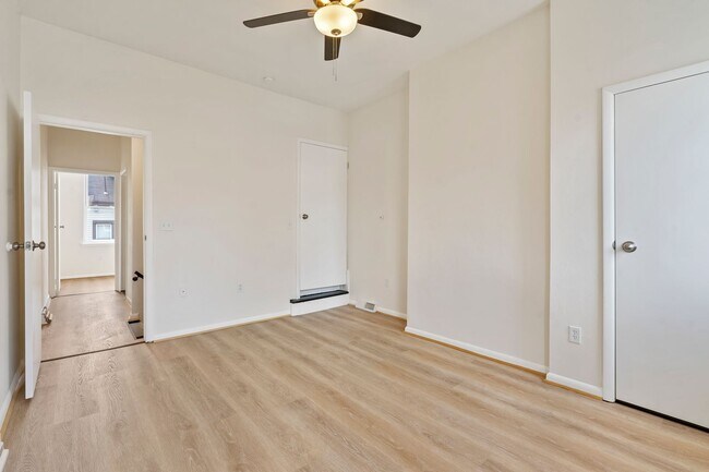 Building Photo - Newly renovated 2 Bed, 1 Bath w/ Bonus Room, Central AC, Laundry - Available October 1st!