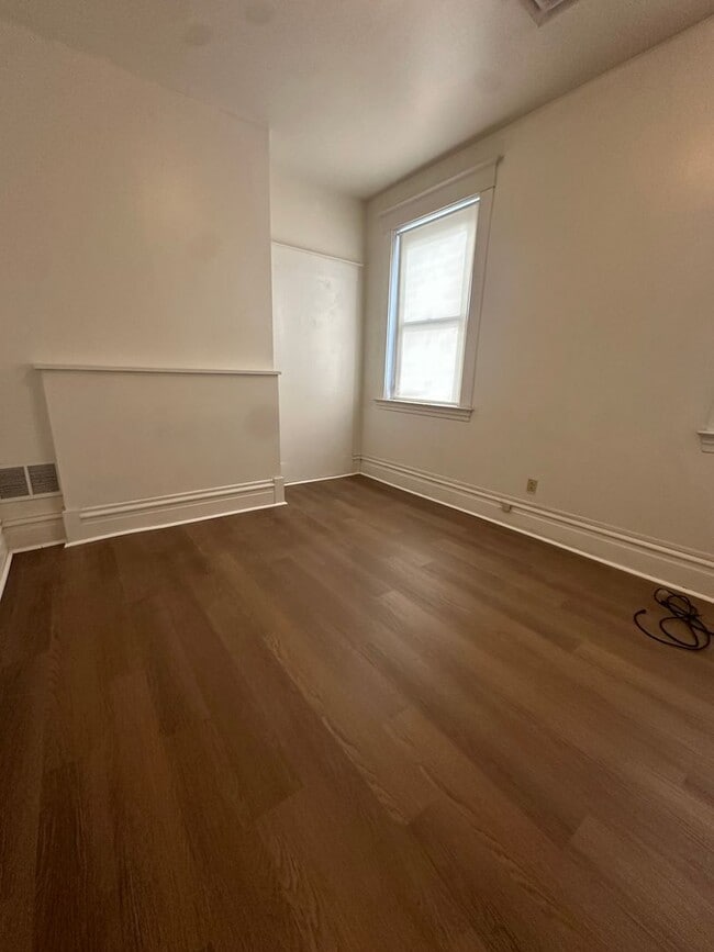 Building Photo - 3Bed/1Bath on East Carson Street