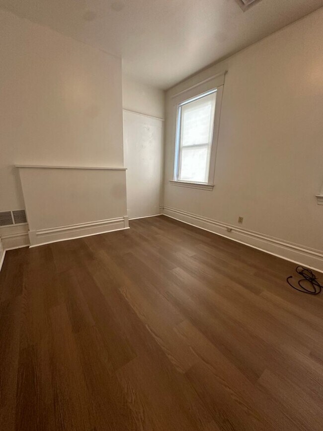 Building Photo - 3Bed/1Bath on East Carson Street  – PRICE ...