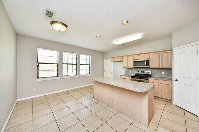 Building Photo - 11004 San Jacinto Dr