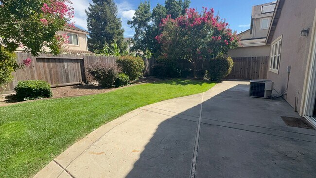 Building Photo - Vibrant 3 bed/2 bath home in West Sac