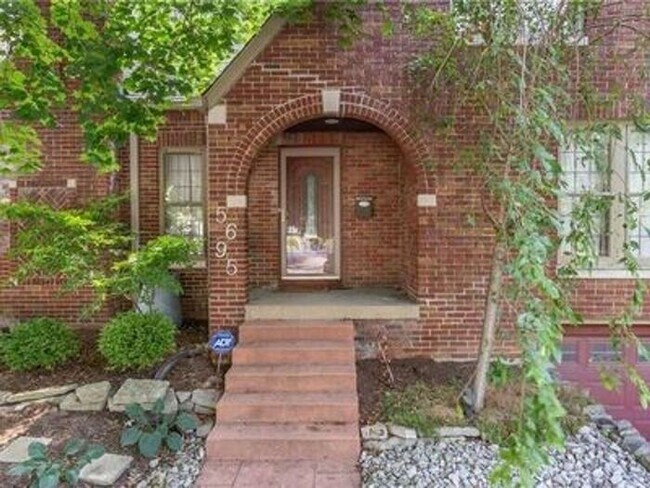 Building Photo - Lovely Forest Hills Home