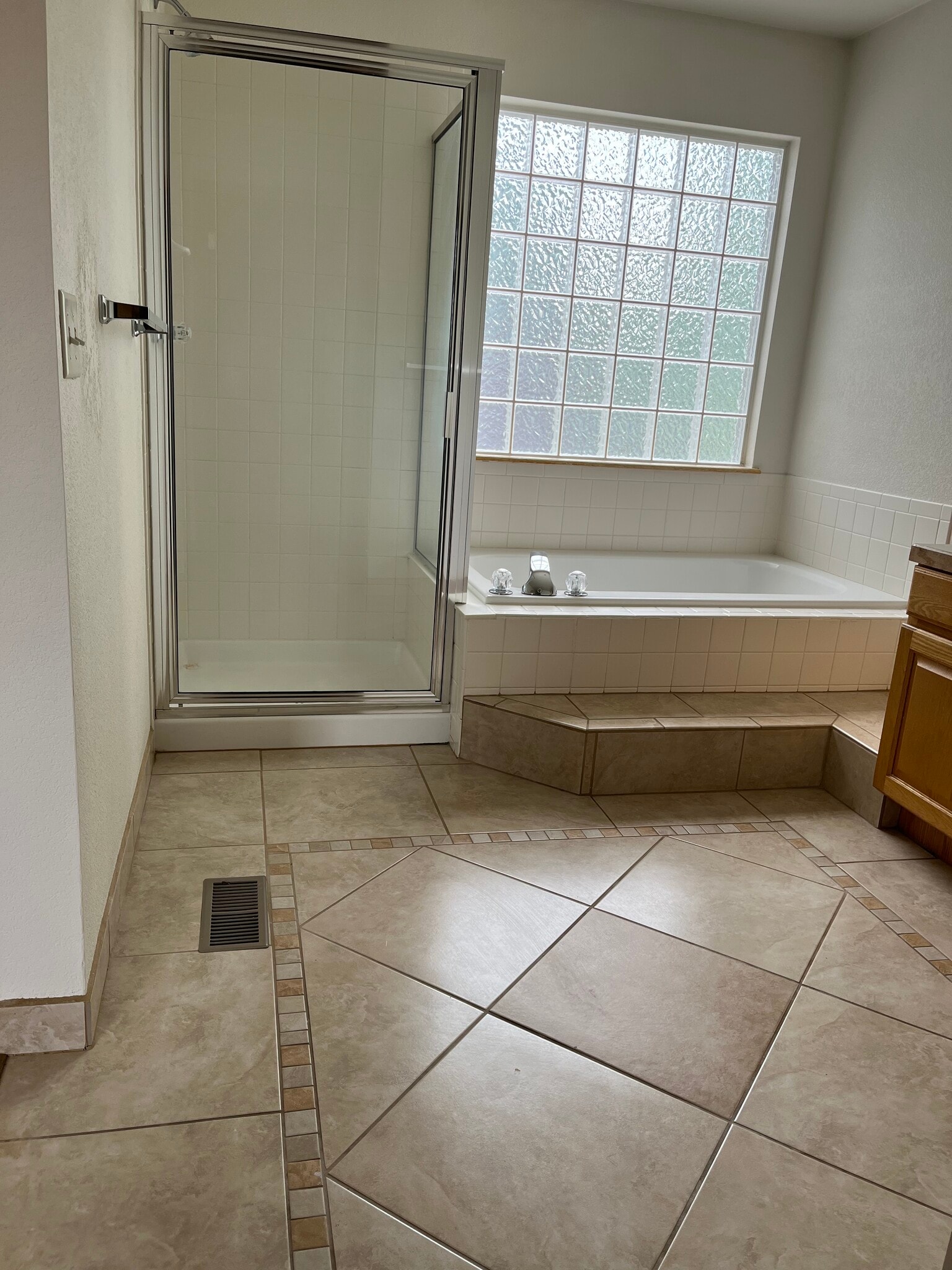 Master shower/bathtub - 2232 Sweetwater Creek Dr