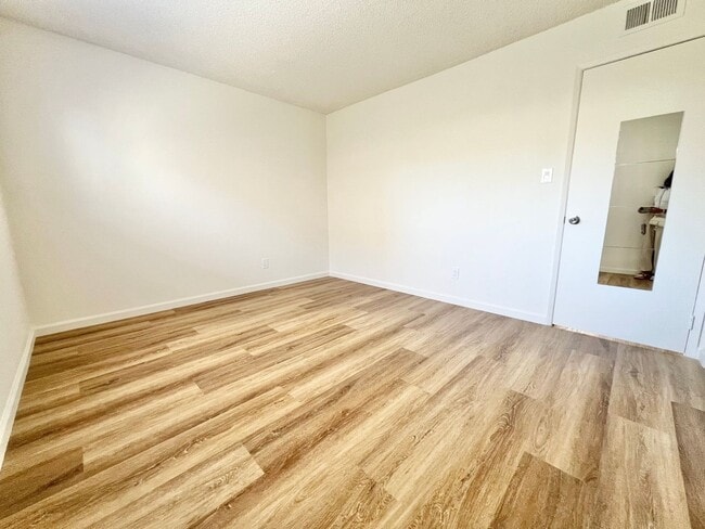 Building Photo - Beautiful First floor 3 bedroom Rose Park ...