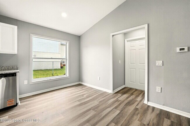 Building Photo - 460 Martigues Dr