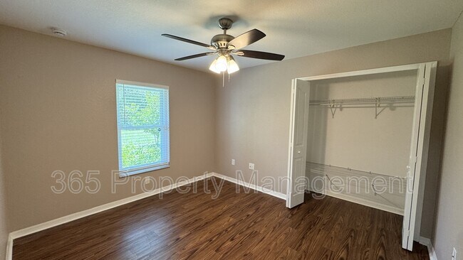 Building Photo - 10 Bellis Ct