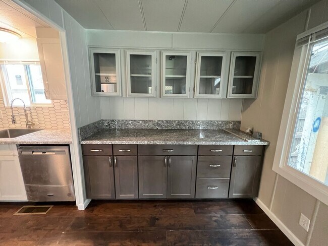 Building Photo - 2 bedroom 1 bathroom with  bonus room located in the Avenues