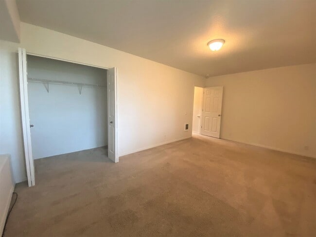Building Photo - Beautifully Updated Townhouse with New Car...