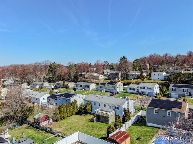 Building Photo - 25 Greenview Dr