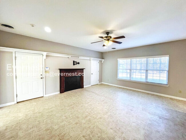 Building Photo - 4 Bed/2.5 Bath Home with Fenced Yard & Garage / Pet-Friendly / Available Now!