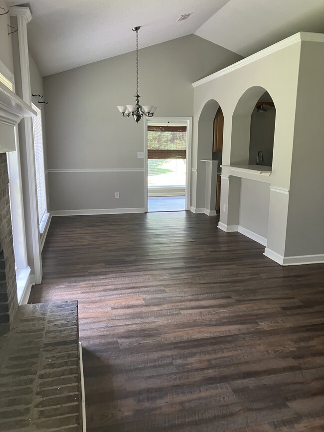 Building Photo - 318 Riverchase Dr