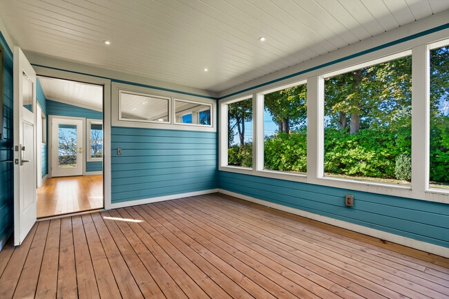 Building Photo - 1 Shoreline Dr