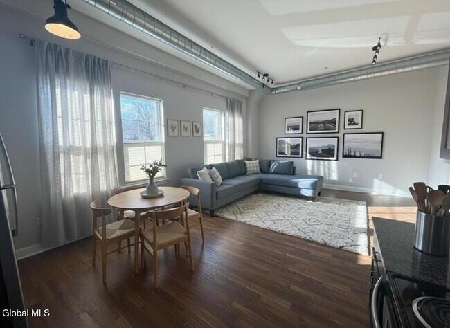 Building Photo - 733 Broadway