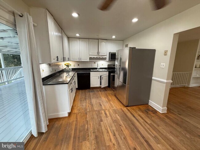Building Photo - 4302 Hendricks Dr