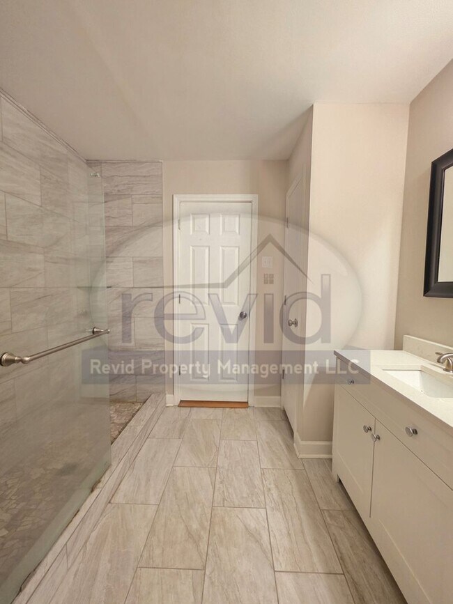 Building Photo - Elegant 4-Bedroom Home in the Heart of East Memphis!!