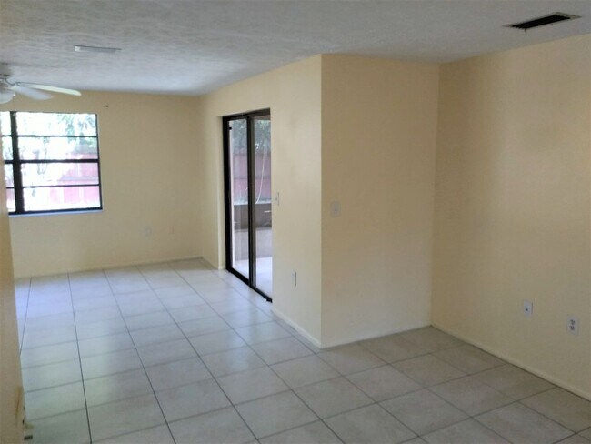 Building Photo - Corner Lot Home in New Port Richey