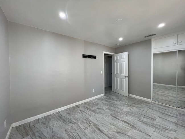 Building Photo - Beautiful 3 Bedroom 1 Bathroom House with Fenced and Landscaped Yard with All Utilities Included