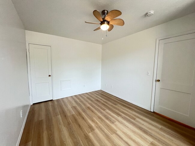 Building Photo - 1 Bedroom Apartment AVAILABLE JUNE!!!