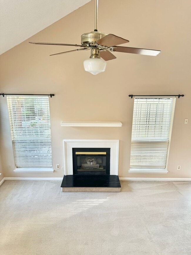 Building Photo - Awesome, 2 story, end unit condo right across from Honey Bee Golf Course in Virginia Beach-