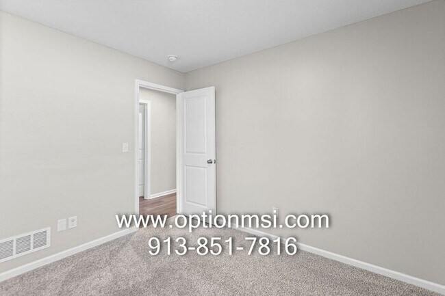 Building Photo - Fresh 3 Bedroom, 2 Bathroom Half Duplex