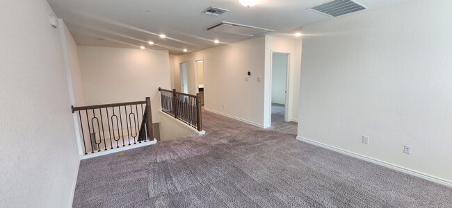 Building Photo - 5-Bedroom 3-Bathroom Home Walking distance to USAA and just mins from Medical Center and UTSA