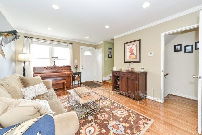 Building Photo - 629 S Henry St