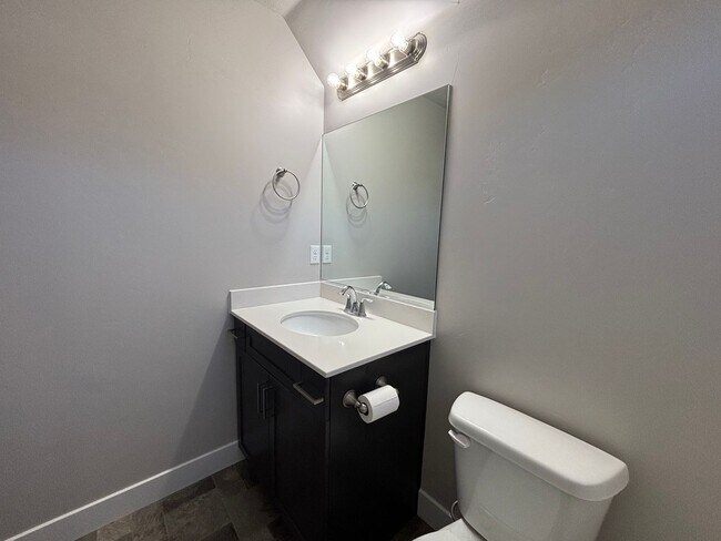 Building Photo - DARLING TWO BEDROOM TOWNHOME IN CEDAR CITY!