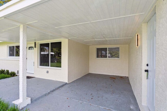Building Photo - 1530 NW 18th Ct