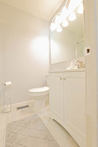 Building Photo - 7302 Huntsmen Cir