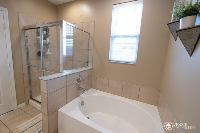 Building Photo - Three Bedroom with garage near Grandview