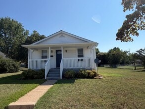 Building Photo - 814 Delaware St