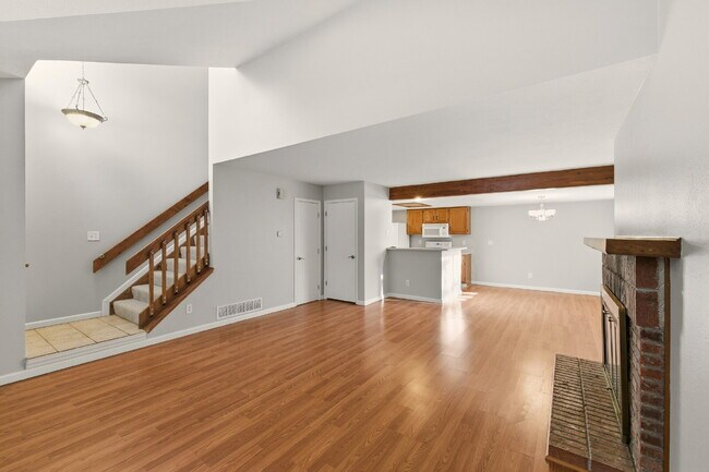 Building Photo - Charming 2BR/2.5BA Townhome in Deer Pointe Village! Beautiful Hardwood Floors Throughout Main Lev...