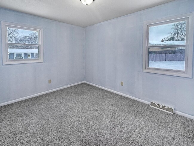 Building Photo - 5573 Rockbluff Dr NE