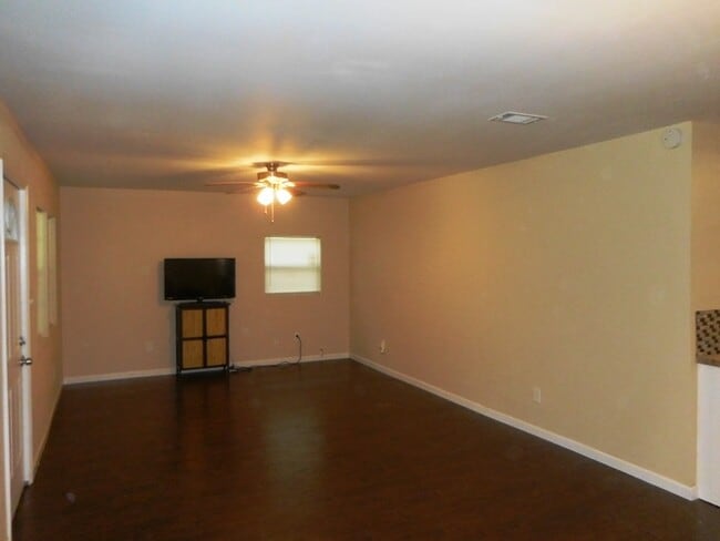 Building Photo - 1668 Pepper Dr