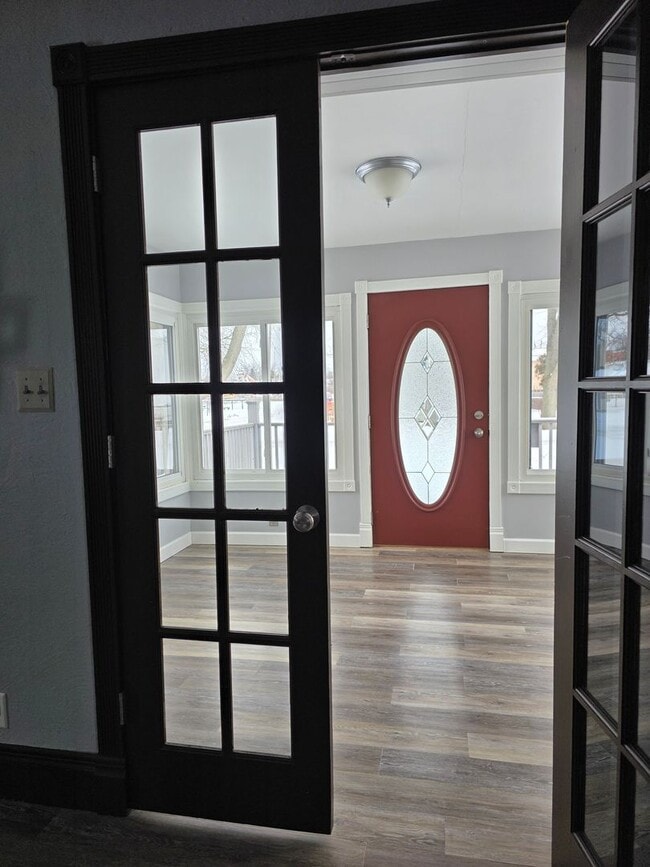 Building Photo - Small Town Home with Lots of Room