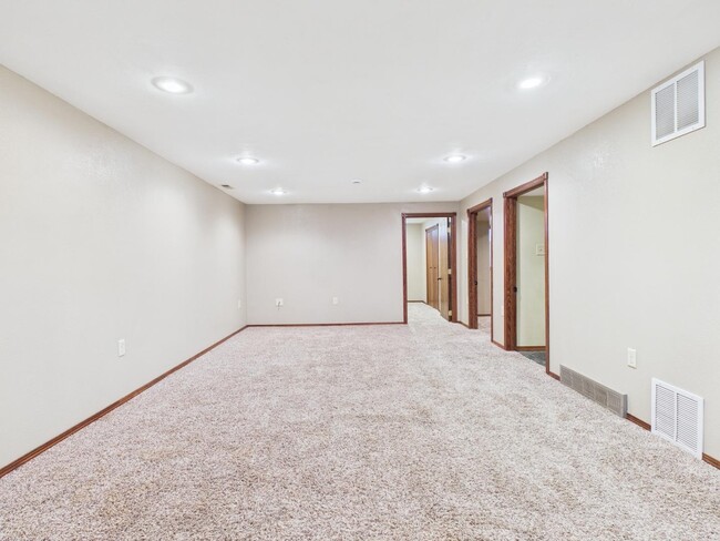 Building Photo - 904 S Cloudas Ave