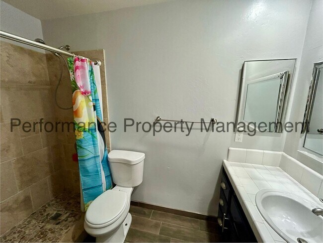 Building Photo - Stunning 4 Bed/2 Bath in SW Bakersfield w/...