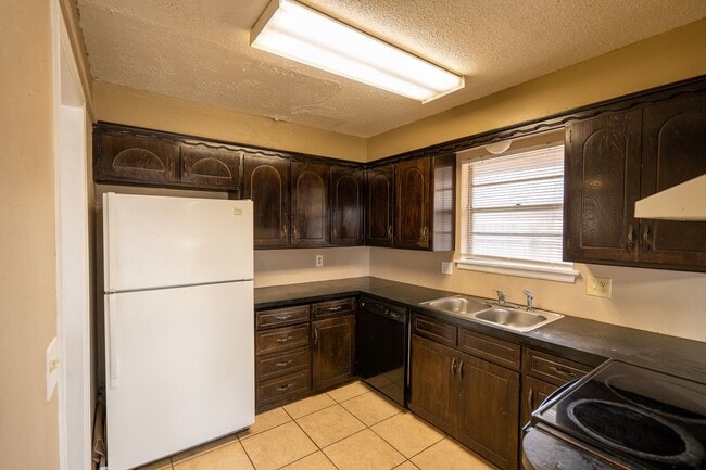 Building Photo - Spacious Backyard, 2 Car Garage, Close to NW Expressway!